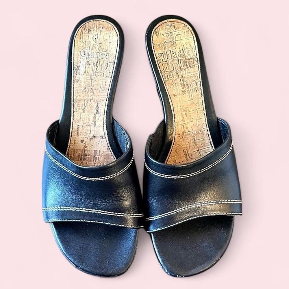 🖤‎ Classic black leather wedge sandals with contrast white stitching